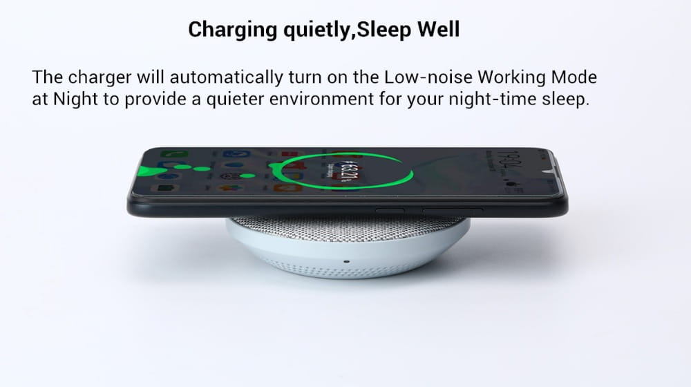 すっきりとした円形デザインと、さりげない通気孔のあるテクスチャを備えた、シルバーの Huawei ワイヤレス充電器（最大27W）（効率的なワイヤレス充電のために）