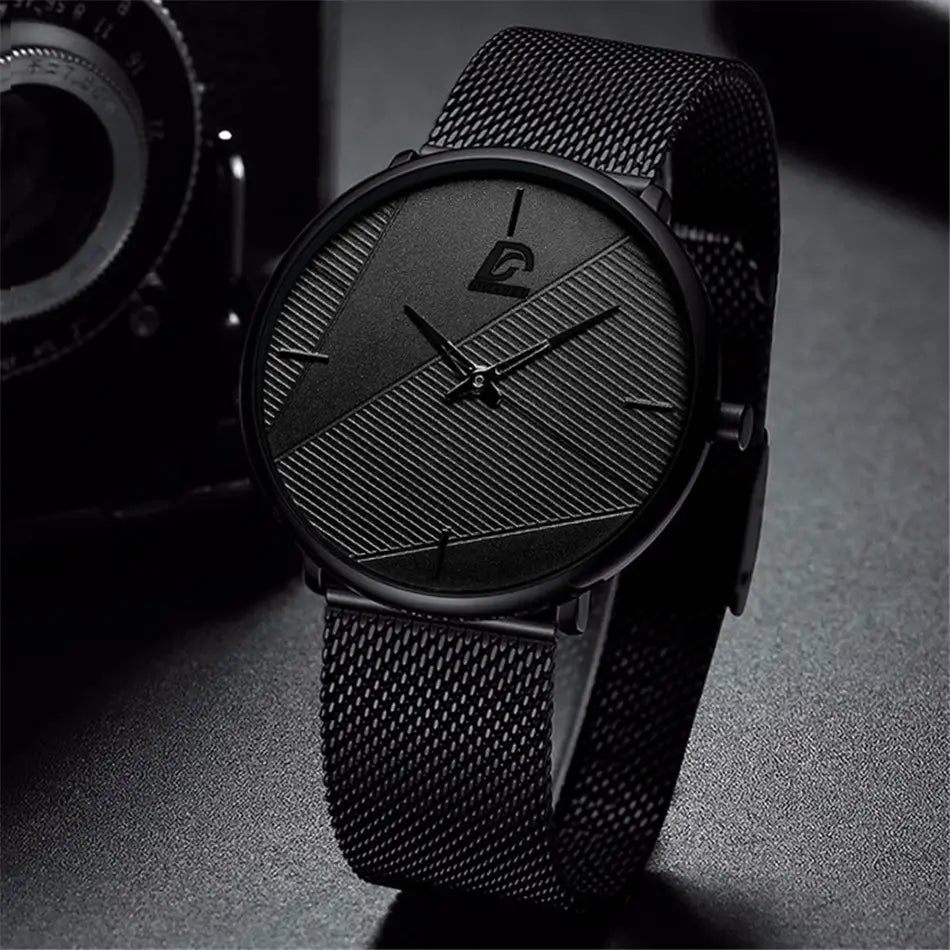 Minimalistische schwarze Quarzarmbanduhr für Herren mit schlankem Zifferblatt und diagonalen strukturierten Mustern sowie dezenten Stundenmarkierungen.