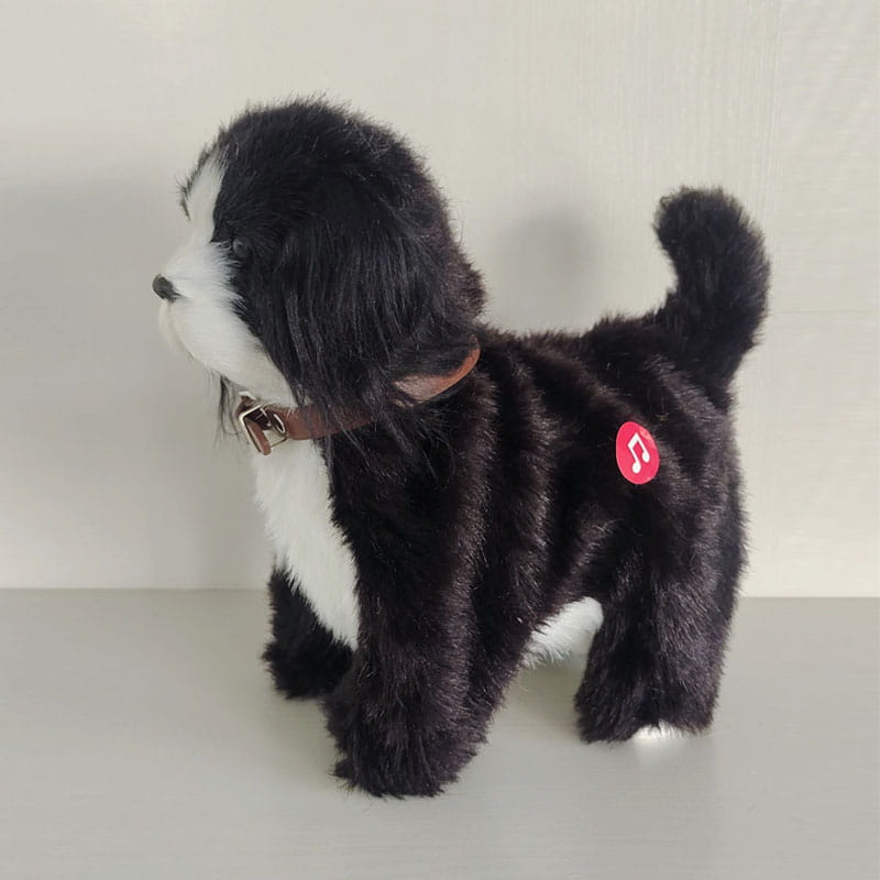 茶色の首輪と背面の赤い楽譜ノートボタンを備えた、黒と白のぬいぐるみのロボット犬用おもちゃで、歩行時の吠えの作動のためのインタラクティブなサウンド制御機能を特徴とします。