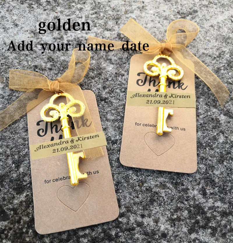 Encanto de llave vintage ornamentado color dorado, sujeto a una etiqueta de papel kraft con cinta semitransparente; recuerdos abridores de botellas para bodas personalizados