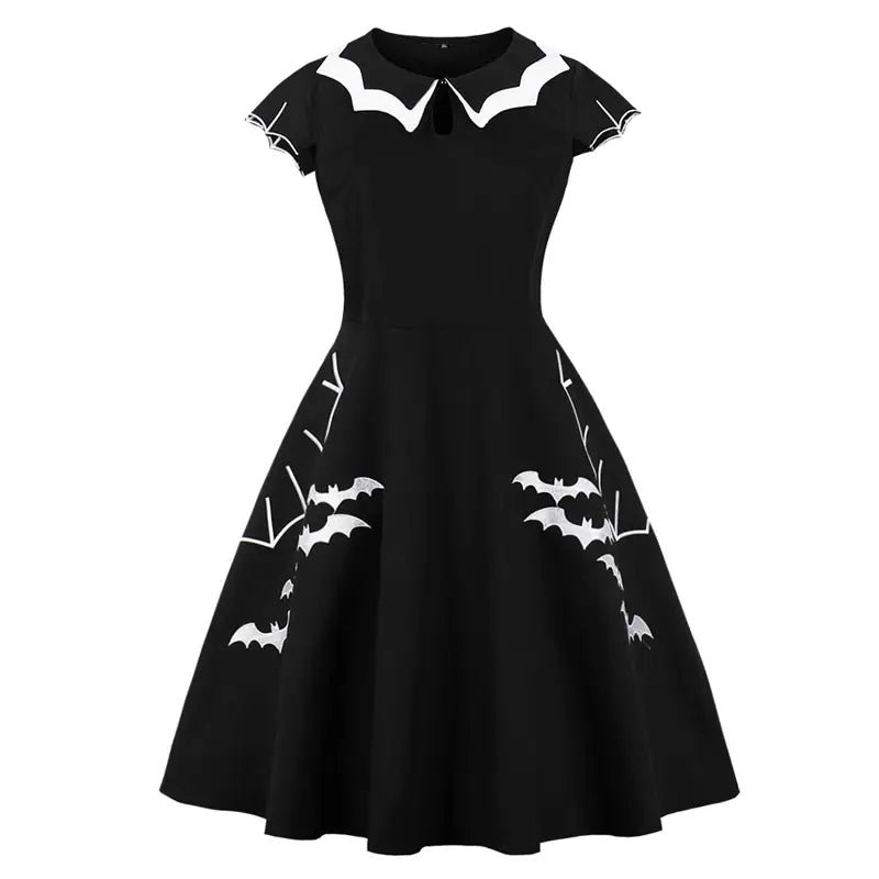 Schwarzes Vintage-A-Linien-Kleid mit weißer Bat-Embroiderie und kontrastierendem weißem Peter-Pan-Kragen, von vorn sichtbar.