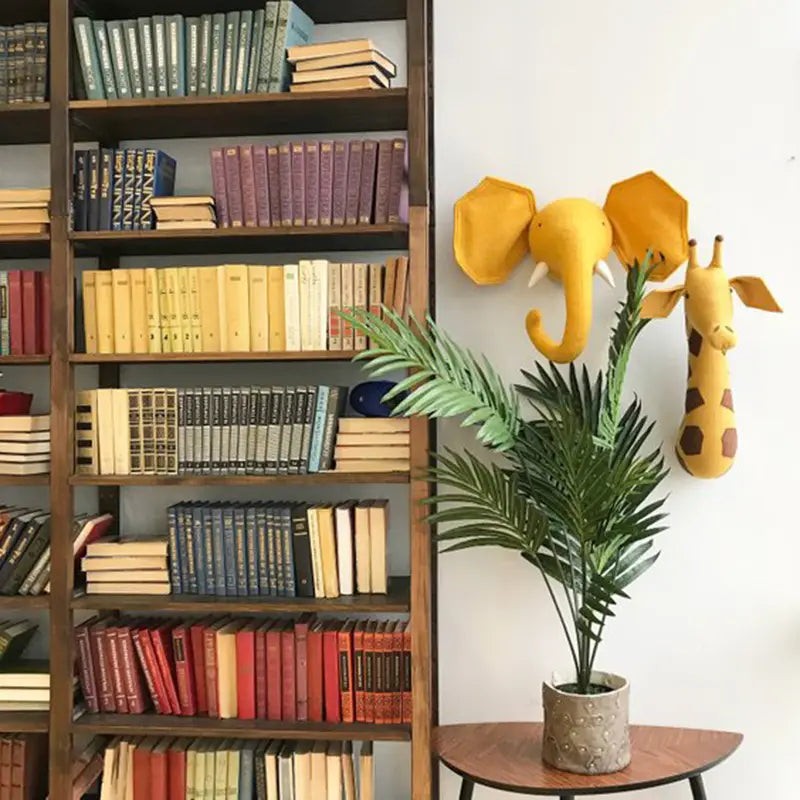 Eine 3D-Cartoon-Tierkopf-Wanddekoration mit gelbem Filz-Elefanten und Giraffe zur dekorativen Wandverwendung.