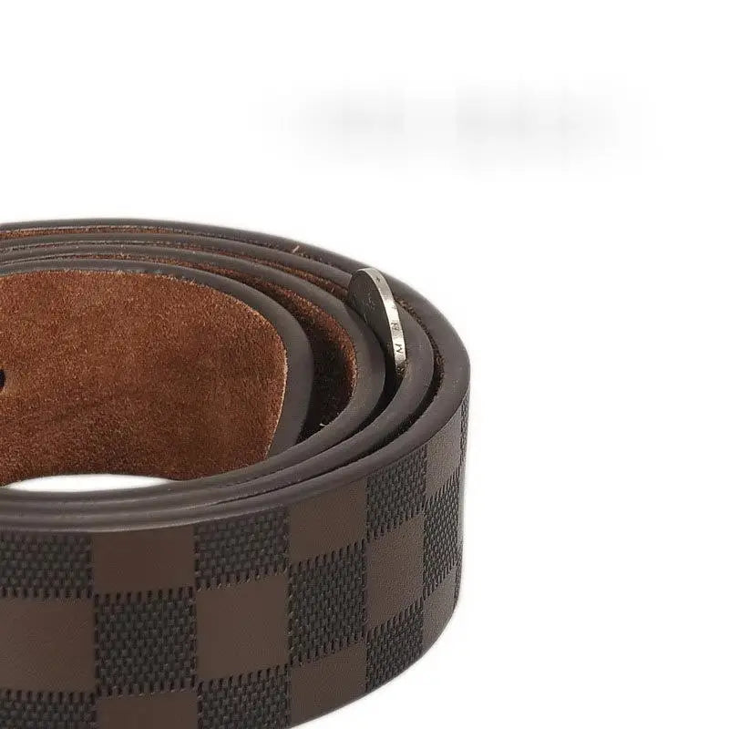 Cinturón de cuero de negocios con cuadros para hombre en color marrón, con un patrón distintivo de cuadros en tonos marrón oscuro y negro, y una superficie texturizada.