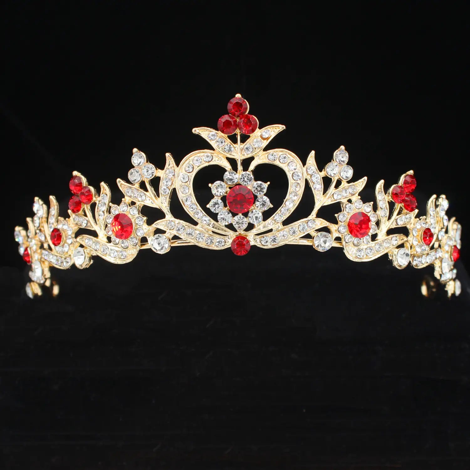 Una tiara de novia de cristal dorada adornada con pedrería roja y transparente en un diseño floral para diadema de boda.