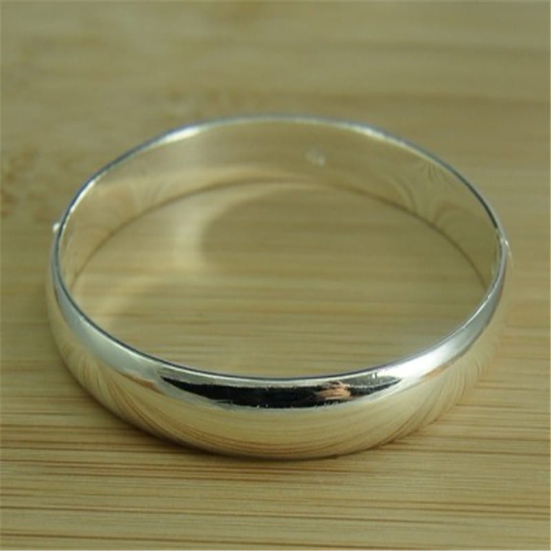 Una pulsera de brazalete abierto de plata pulida 925 para mujer, con diseño liso y redondeado y superficie reflectante sutil, ideal como brazaletes pulseras mujer o pulseras mujer.