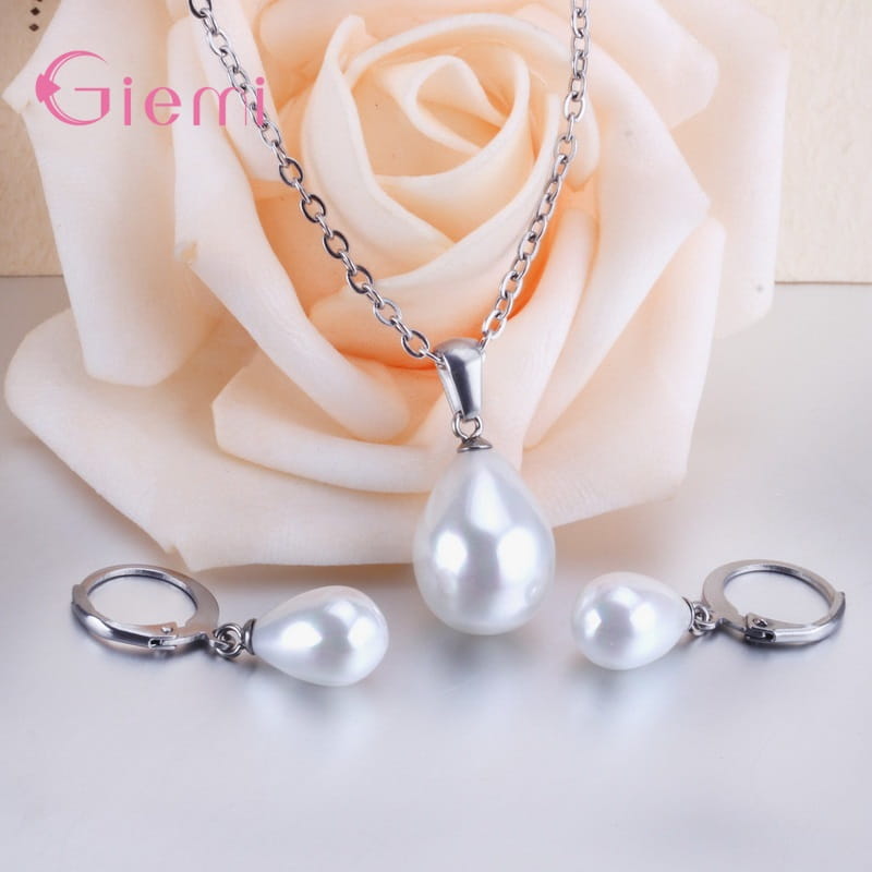 Conjunto de joyas de perlas de plata esterlina que incluye un collar de perlas de lágrima plateado con una cadena elegante y cierres metálicos pulidos, además de aretes a juego.