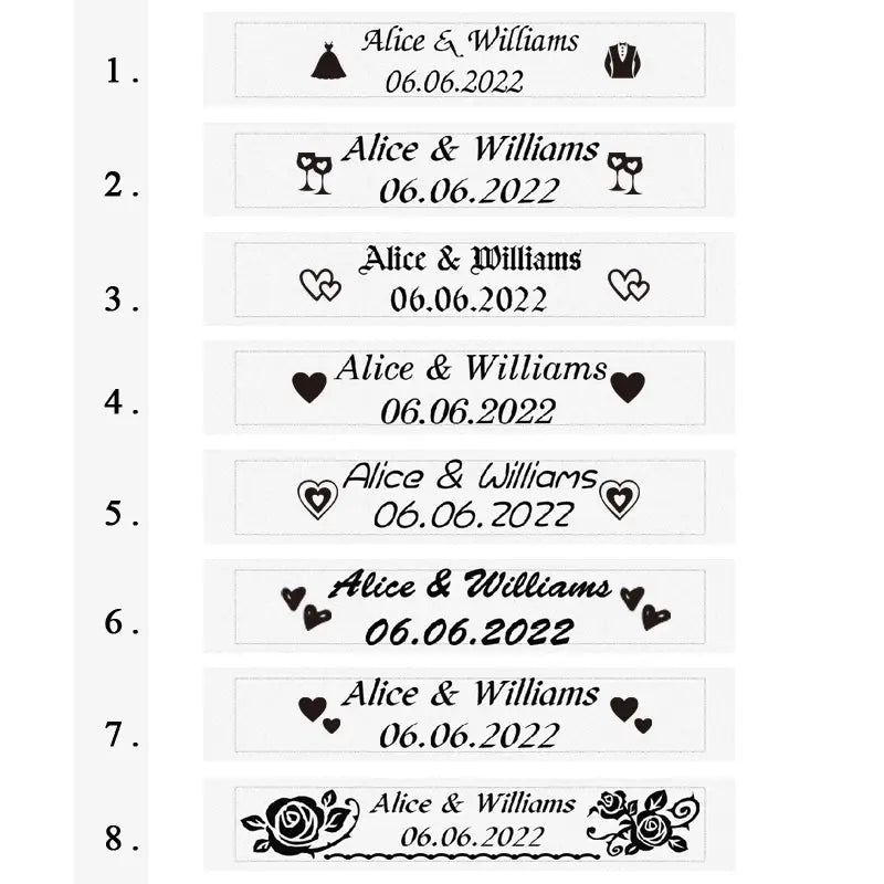 Recuerdos abridores de botellas para bodas personalizados en blanco y negro, con etiquetas adhesivas con los nombres Alice y Williams y la fecha 06.06.2022, decorados con vestidos, trajes, corazones, rosas y espirales florales.