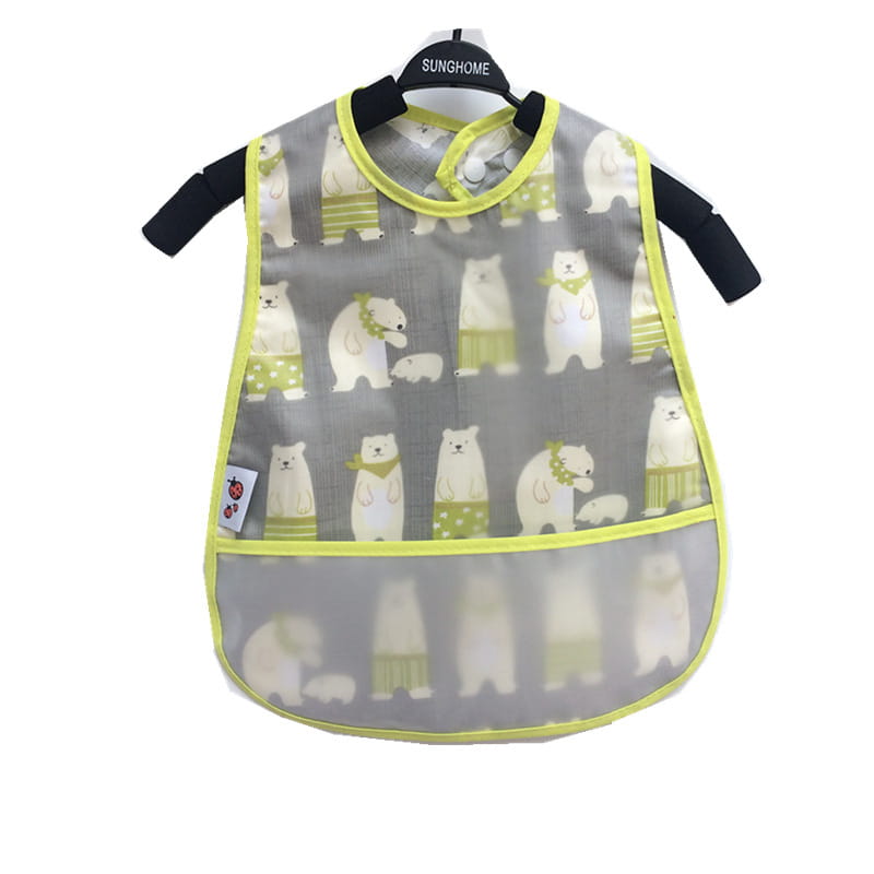 Wasserdichte Baby-Lätzchen aus EVA als Cartoon-Fütter-Schürze mit einem Design eines Polarbären in Grau und Limettengrün, mit transparentem Frontpaneel, schwarzen Armbändern und einem kleinen Markenschild.