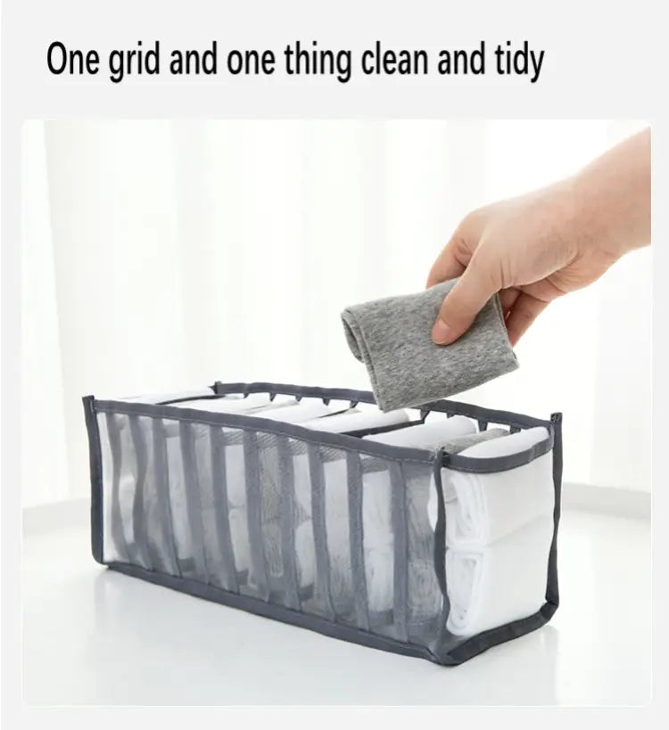 Organizador para calcetines de malla gris con ribete negro y bordes reforzados, diseñado para su uso como organizador de cajón de armario para ropa interior y calcetines.