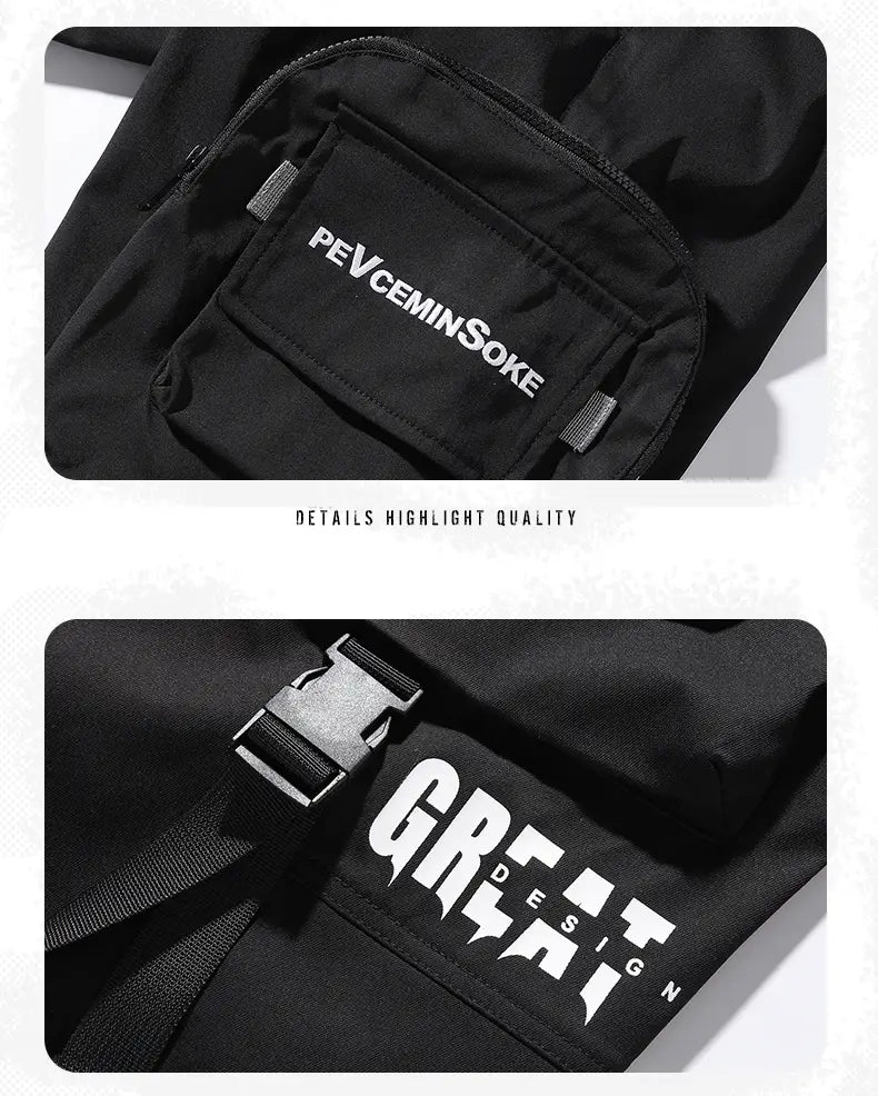 Schwarzer Nylon-Rucksack mit weiß bestickter Markenkennzeichnung und silberner Schnallenriemen-Kombination passend zu Herren schwarze taktische Cargo-Jogginghosen im Streetwear-Stil.