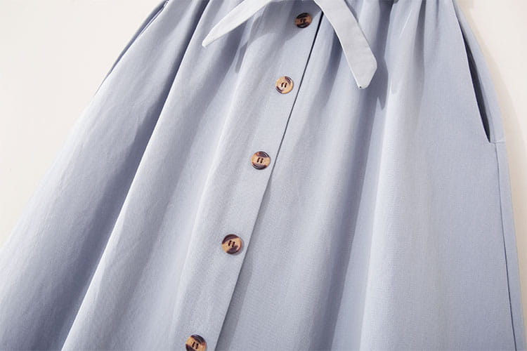 Jupe midi en coton bleu clair, taille haute, robe décontractée en ligne A, avec un col blanc boutonné devant et des boutons ronds ton or.
