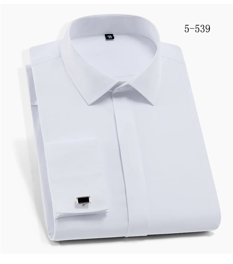 Chemise habillée pour homme à bouton recouvert, blanche, en taille asiatique, col classique et poignets boutonnés, avec des boutons de manche argentés élégants.