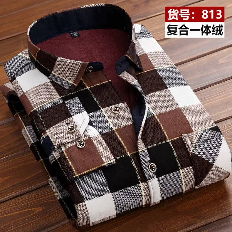 Chemise décontractée pour homme à coupe ajustée, manches longues, présentant des carreaux bruns, noirs et blancs, avec un motif en chevrons sur la doublure du col.