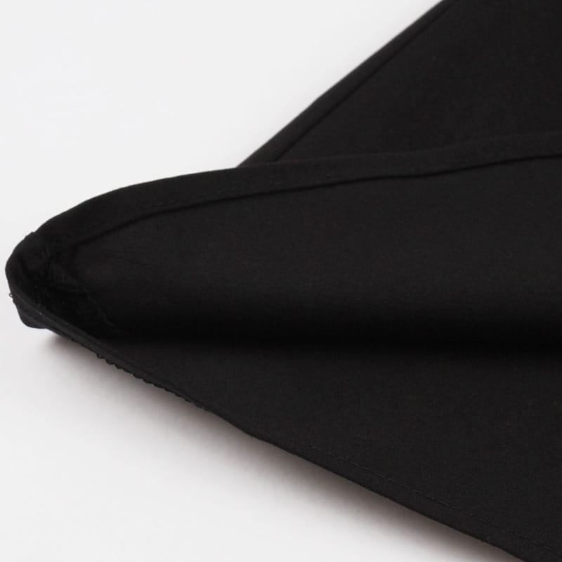 schwarzes Stoffdetail mit sauberer Steppnaht entlang der Kante eines Vintage-Bat-Embroiderie-A-Linien-Kleides