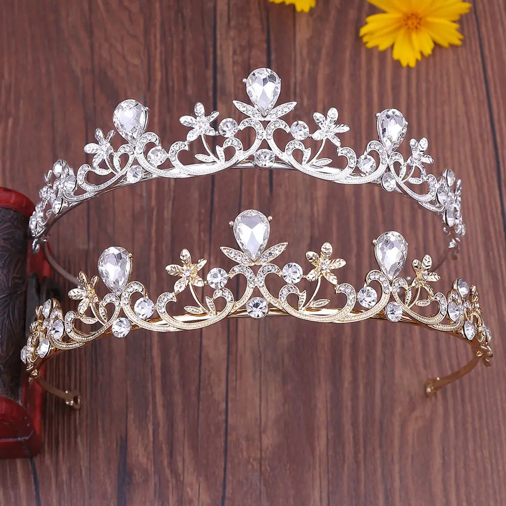Dos tiaras de novia de cristal ornamentadas estilo floral, diadema de boda de cristal en colores plata y oro, adornadas con cristales transparentes brillantes dispuestos en patrones florales.