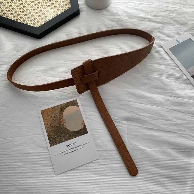 Ceinture-cummerbund nouée en similicuir (PU) marron large, dotée d’un design de boucle minimaliste.