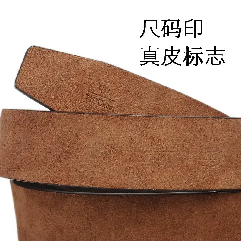 Cinturón de cuero de negocios con cuadros para hombre que muestra el reverso de un cinturón de gamuza de cuero marrón, con tamaño en relieve y marcas de cuero genuino.