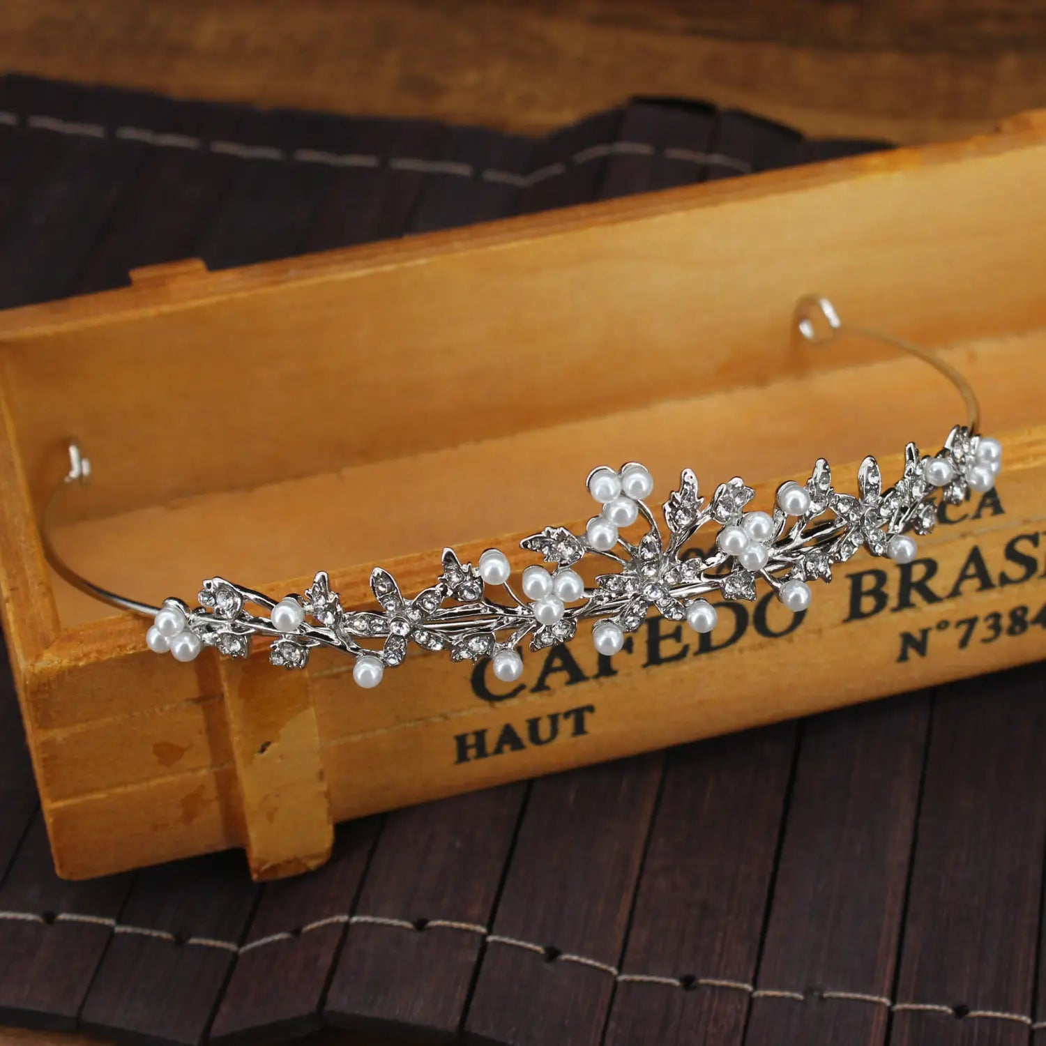 Diadema floral plateada para boda adornada con perlas y cristales brillantes para ocasiones de novia.