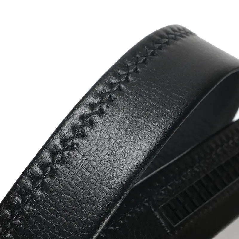 Ceinture pour homme en cuir noir avec surface texturée et coutures décoratives le long du bord, avec boucle automatique et largeur de 3,5 cm.