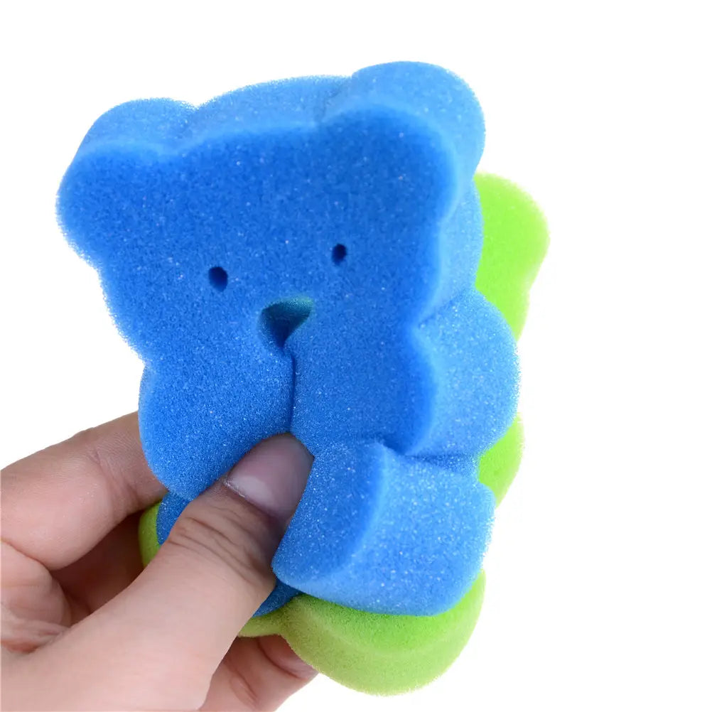 Blauer Baby-Badeschwamm für Bären aus Schaumstoff mit schwarzen Öffnungen für Augen und Nase, ausgelegt als weiche Schaumbürste für die Dusche.