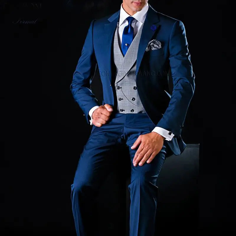 Un costume trois pièces pour hommes présentant une veste à revers à encoches bleu marine finement ajustée, avec un type de fermeture par boutons, un pantalon assorti et un gilet écossais gris argenté avec des boutons noirs, idéal pour des ensembles de vêtements de mode
