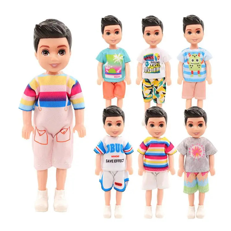 カラフルなカジュアルな服装を着た黒髪の男の子人形7体のセットで、人形の衣装セット6点のファッション衣装アクセサリーに含まれる、ストライプのシャツと柄入りのショートパンツなどが特徴です。