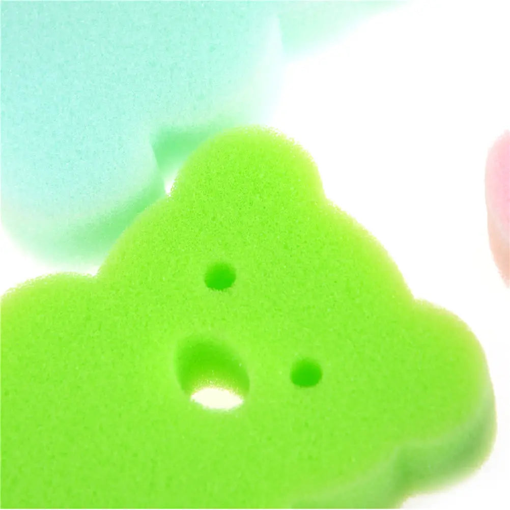 Leuchtend grüner Baby-Badeschwamm aus weichem Schaum in Form einer Wolke mit zwei kleinen runden Öffnungen für die Augen und einer größeren ovalen Öffnung für den Mund.