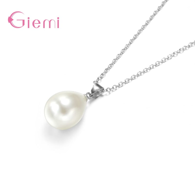 Conjunto de joyas de perlas de plata esterlina que presenta un delicado collar giemi con un solo dije de perla blanca y brillante, suspendido de una fina cadena de plata.