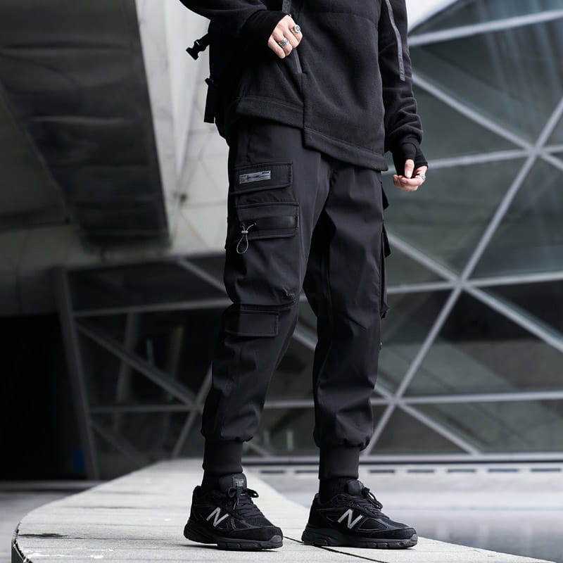 Herren schwarze taktische Cargo-Jogginghosen mit mehreren Taschen und einem schlanken, modernen Design, geeignet für Streetwear.