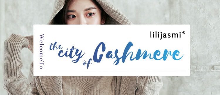 女性用ウールショールラップスカーフに、青い筆記体の文字で「welcome to the city of cashmere」と、黒色で「lilijasmi®」ブランド名をあしらった白い長方形のバナー