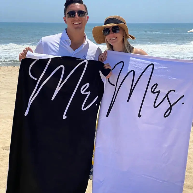 Schwarz-weißer Strandtuch „Mr“ und „Mrs“ mit einem Design als Hochzeitsgeschenk für die Flitterwochen aus weichem Baumwollmaterial für frisch vermählte Paare.