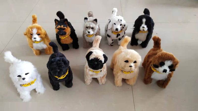 さまざまな犬種と色の、ぬいぐるみのロボット犬用おもちゃのコレクションで、それぞれサウンド制御およびインタラクティブな歩行時の吠え機能を備え、黄色の首輪を着用しています。