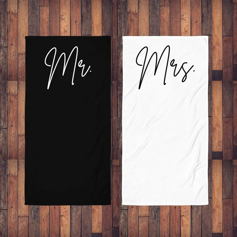 Schwarz-weiße Baumwoll-Strandtücher mit „Mr“ und „Mrs“ im Kalligrafie-Stil, entworfen als Hochzeitsgeschenk für die Flitterwochen.