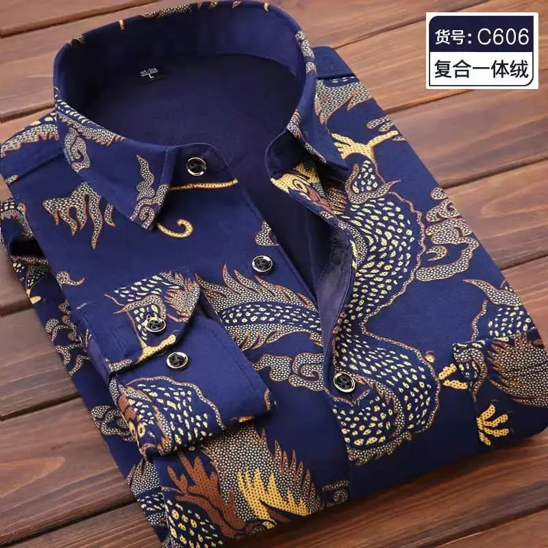 Chemise décontractée pour homme à coupe ajustée, manches longues, en bleu profond, avec des motifs de dragon dorés et bruns complexes sur l’ensemble du tissu.