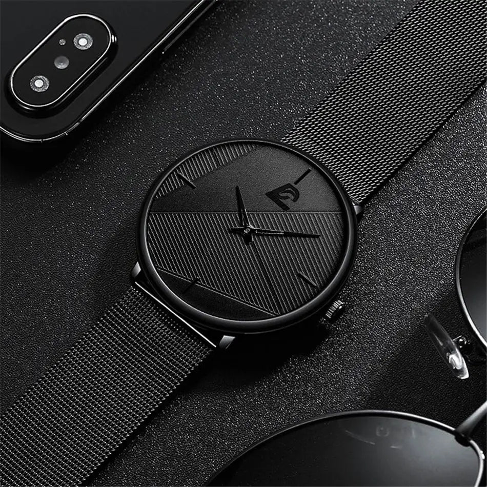 Minimalistische schwarze Quarzarmbanduhr für Herren mit schwarzem Mesh-Armband und einem minimalistischen Zifferblatt mit diagonalem Linienmuster und dezenter Markenkennzeichnung.