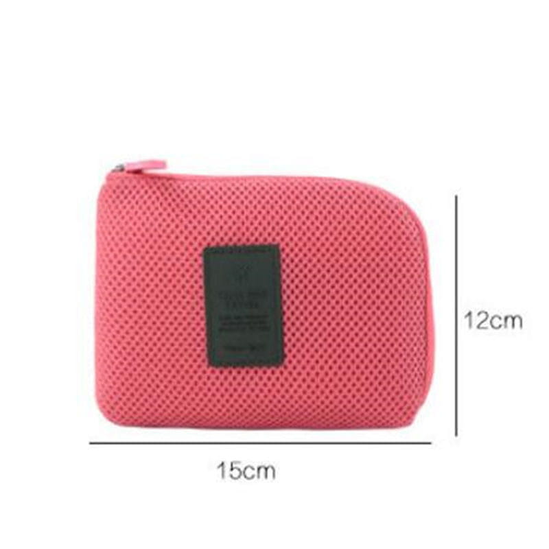 Rosa Mesh-Tragetasche für portable elektronische Kabel-Reiseorganizer mit einem schwarzen rechteckigen Etikett auf der Vorderseite, ausgelegt für eine effiziente Aufbewahrung.