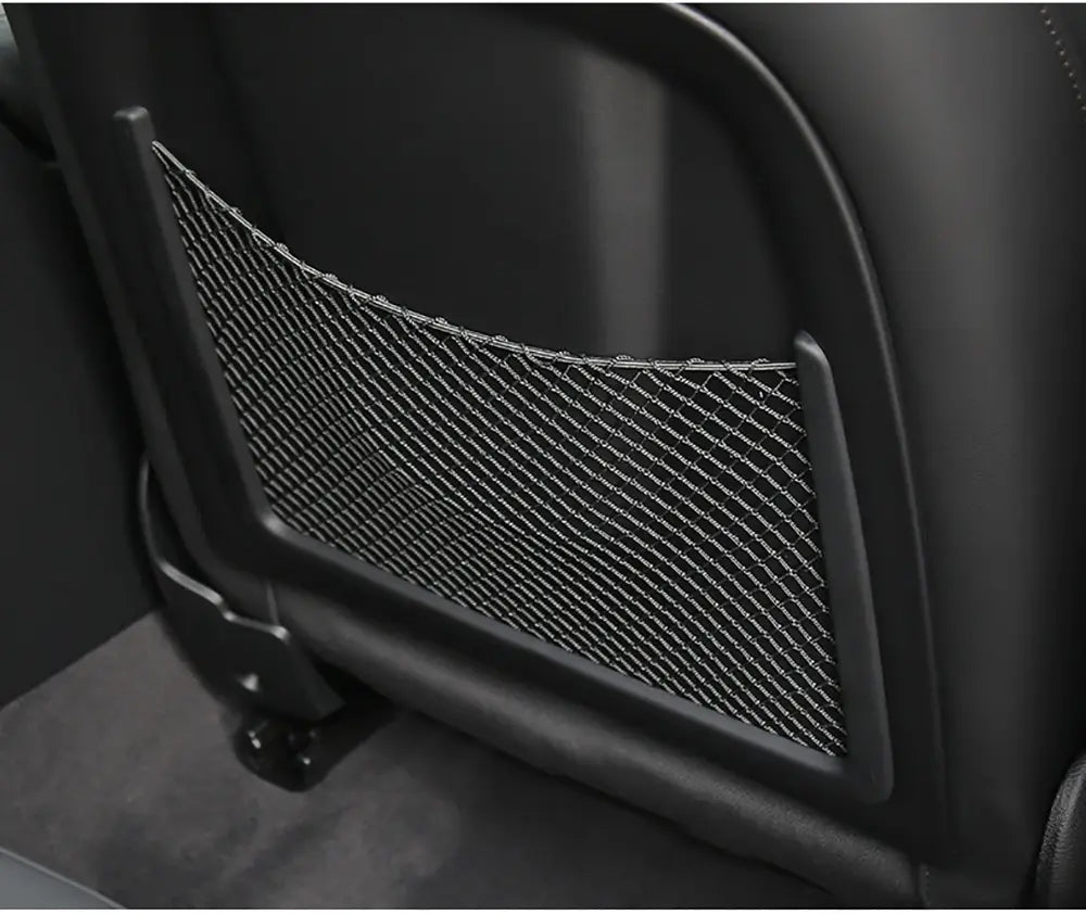 Organizador de malla para respaldo de asiento Audi que muestra la red de almacenamiento de malla negra fijada al lado posterior de un respaldo de asiento de automóvil para un almacenamiento conveniente.