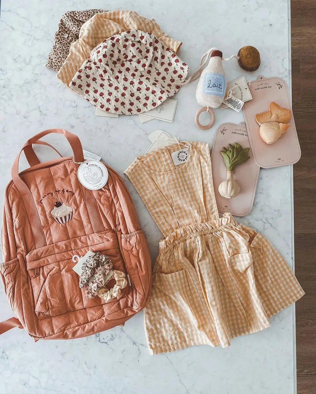 Kupferfarbener Kinder-gesteppten Rucksack aus wasserfestem Material mit Cupcake-Stickereidetail für den Schulgebrauch.
