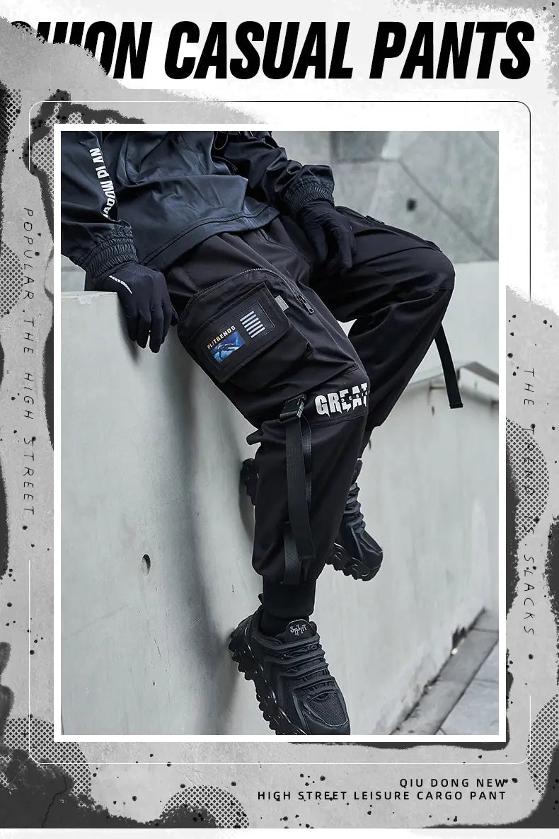 Herren schwarze taktische Cargo-Jogginghosen im Streetwear-Stil mit mehreren Taschen und einem Aufnäher am Oberschenkel aus strapazierfähigem Material.