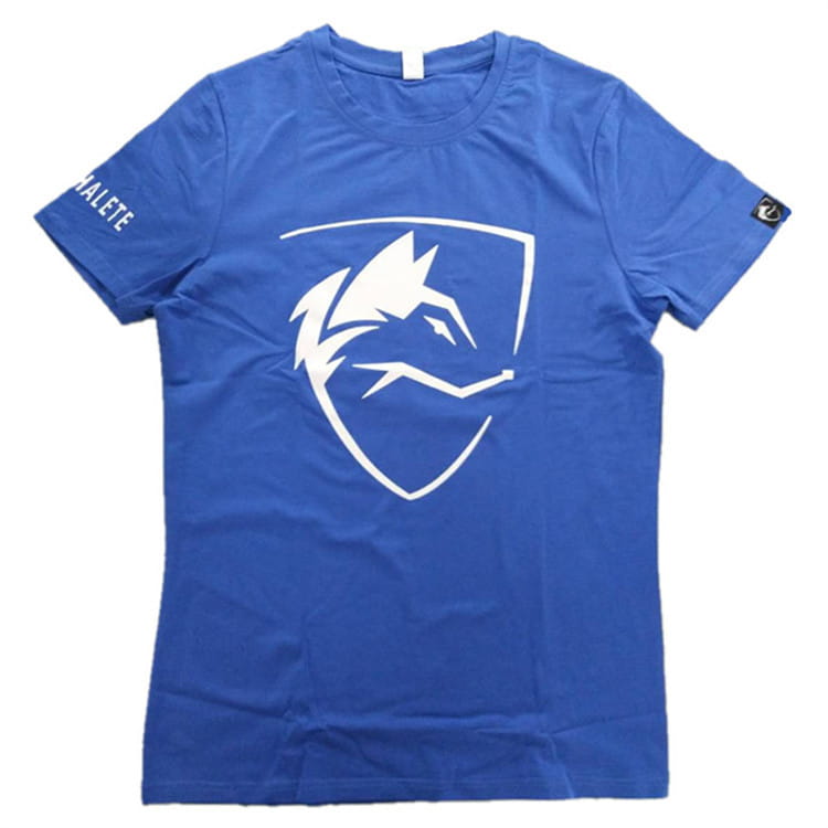 T-shirt d’entraînement en coton bleu pour homme, avec logo de loup gothique, doté d’un logo de tête de loup stylisée blanche à l’intérieur d’un emblème de bouclier sur la poitrine et d’une inscription Malete imprimée en blanc le long de la manche gauche.