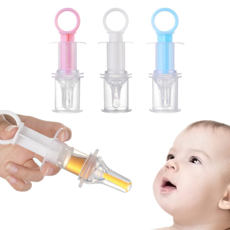 Eine durchscheinende Kunststoff-Säuglingsmedikamentendosierer-Spritzen-Dosierpipette mit farbigem pinkem, weißem oder blauem Griff und einer klaren Spitze, die für die Verabreichung von flüssigen Medikamenten vorgesehen ist.