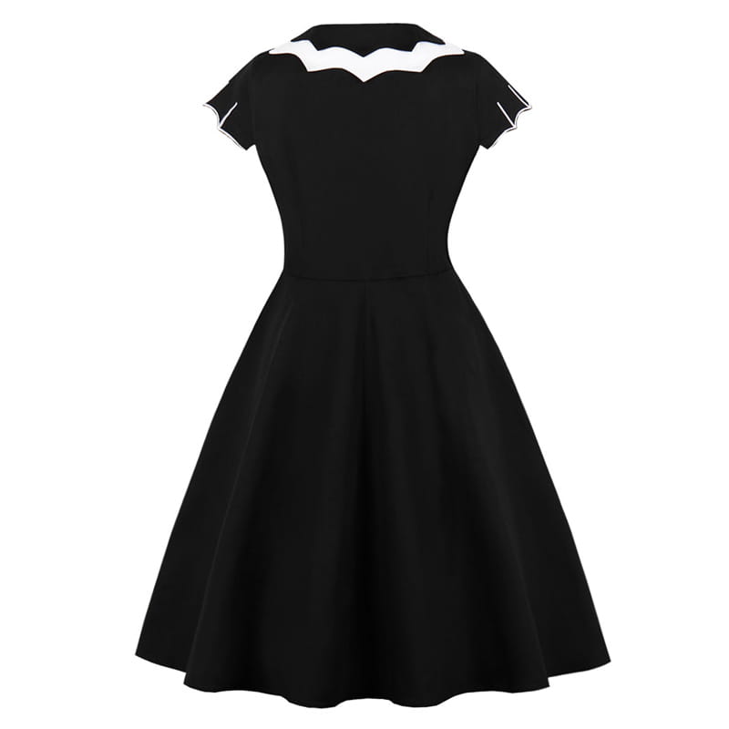Schwarzes Vintage-A-Linien-Kleid mit weißem geripptem Kragen, kurzen Flatterärmeln und Bat-Embroiderie-Detail, von vorn gezeigt.
