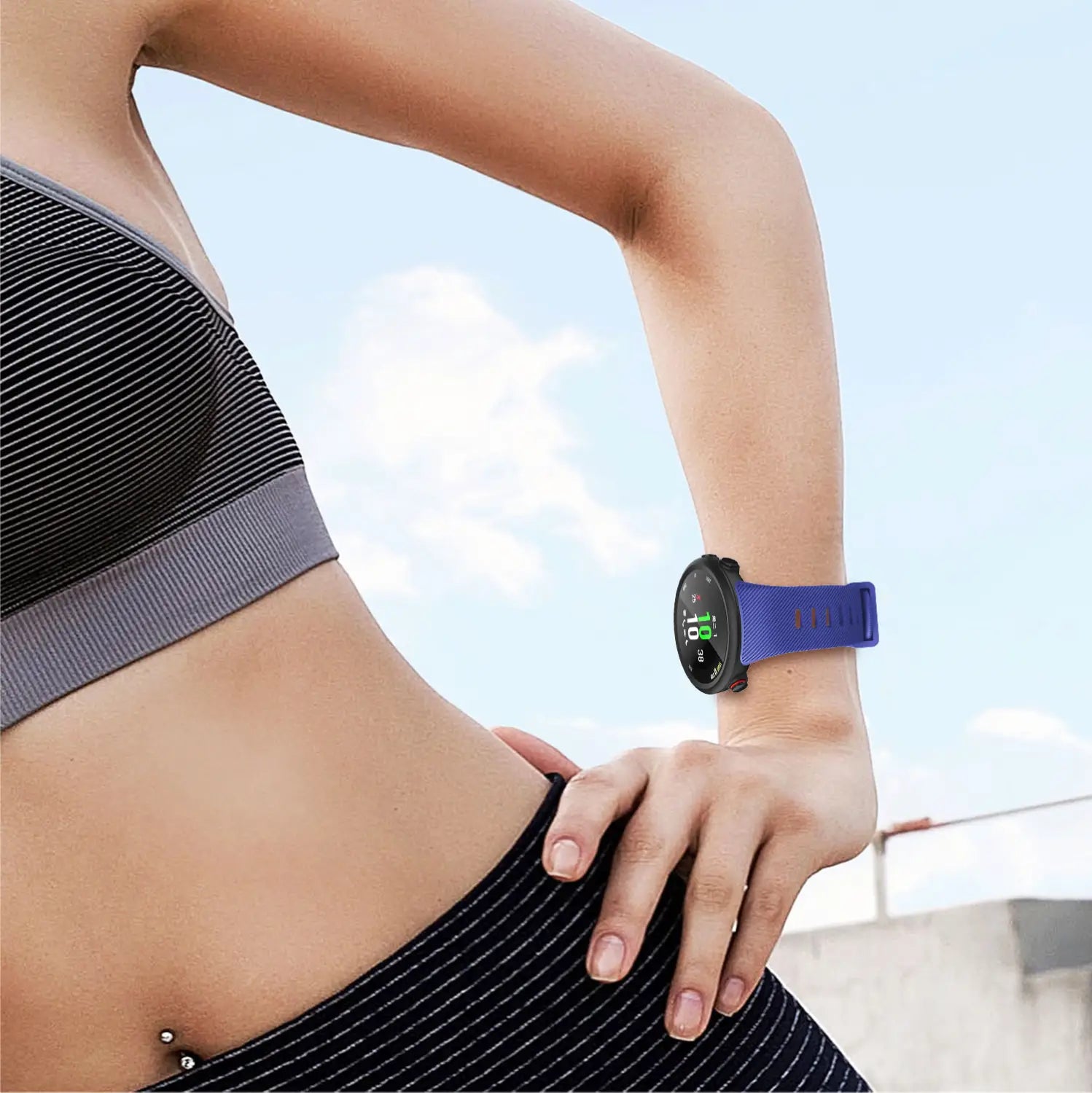 Correa de silicona azul para Garmin Forerunner 45 y banda Garmin Swim con caja y pantalla digital negras, que muestra un accesorio de fitness de alta calidad.