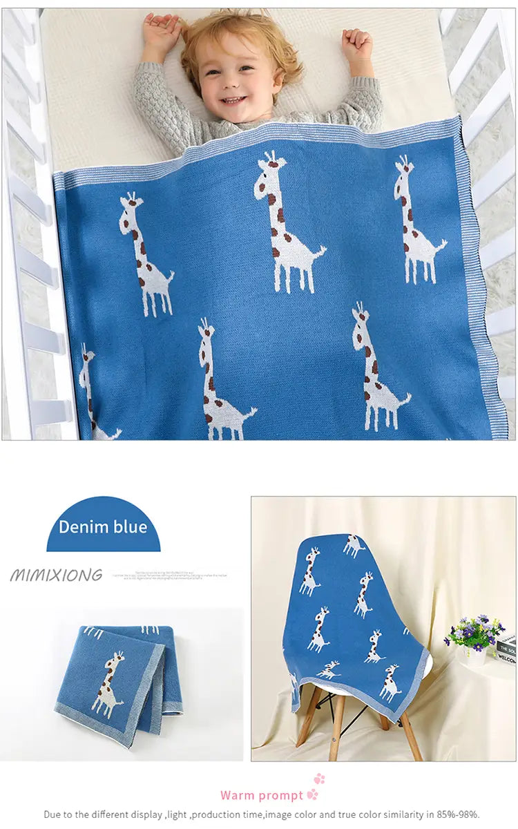 Denimblau gestrickte Baumwoll-Babytdecke mit Giraffen mit weißen Giraffenmustern und braunen Punkten sowie passender, gestreifter Bordüre.