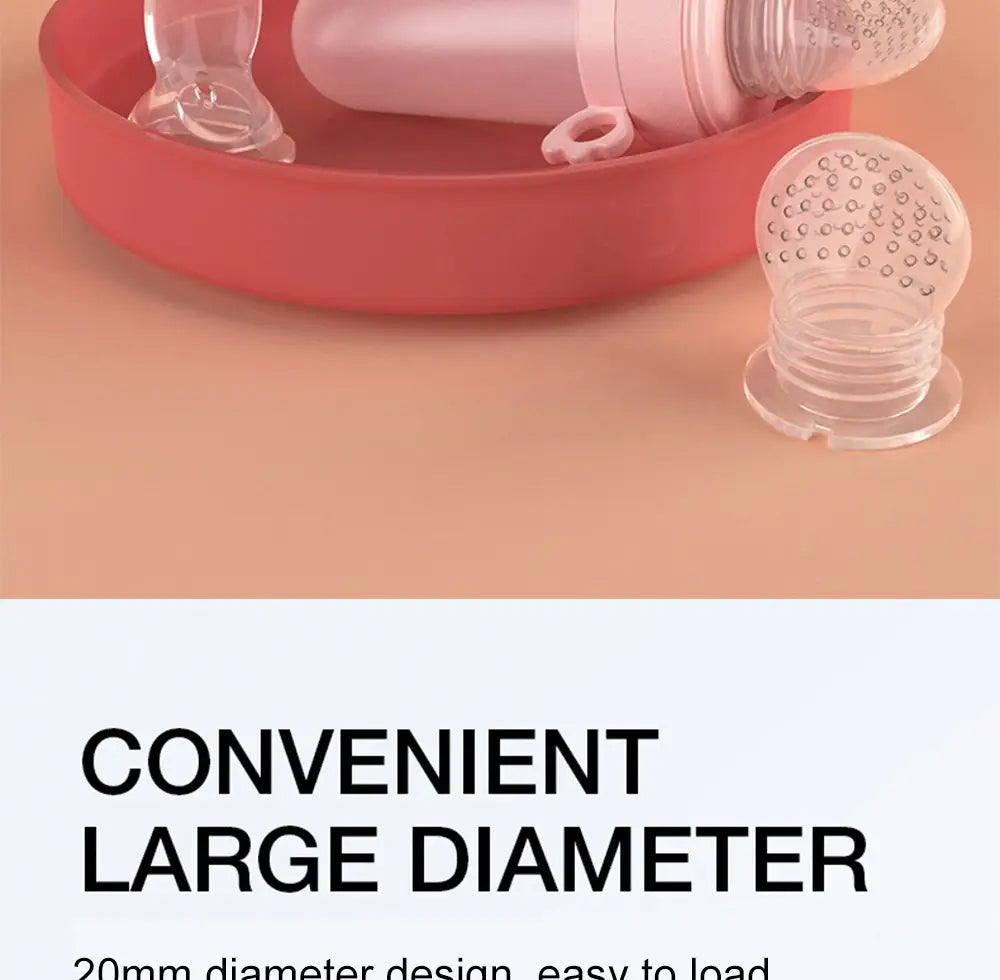 Rosa Silikon-Babysqueeze-Feedingflasche und Löffelspender mit transparenter Beißkappe aus Kunststoff und strukturierter Oberfläche.