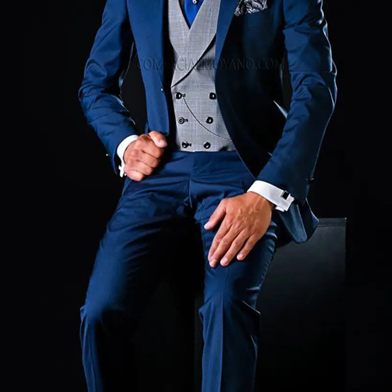 Un costume trois pièces pour hommes bleu marine, finement ajusté, avec revers à encoches, fermeture croisée double boutonnage élégante, texture discrète, ainsi que veste et pantalon assortis pour des vêtements de mode.