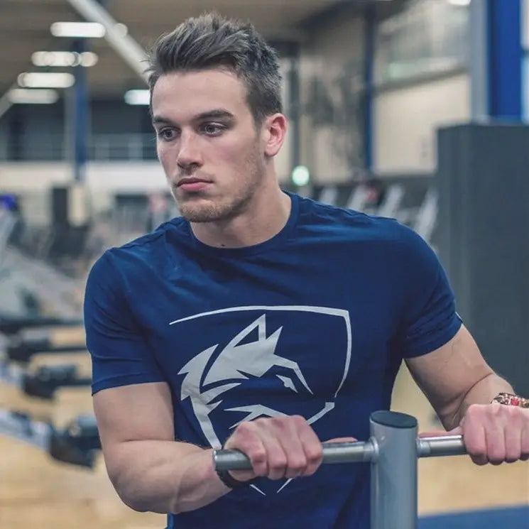 T-shirt d’entraînement en coton bleu marine à manches courtes pour homme, avec logo de loup gothique, doté d’un logo de tête de loup stylisée blanche sur la poitrine, pour le streetwear.