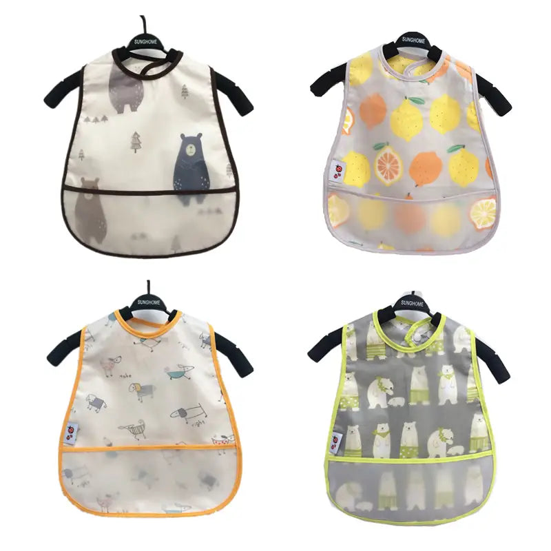 Vier wasserdichte Baby-Lätzchen mit transparentem Mesh-Material, mit Cartoon-Tier- und Fruchtmotiven sowie schwarzem und farbigem Besatz zur Verwendung beim Füttern.