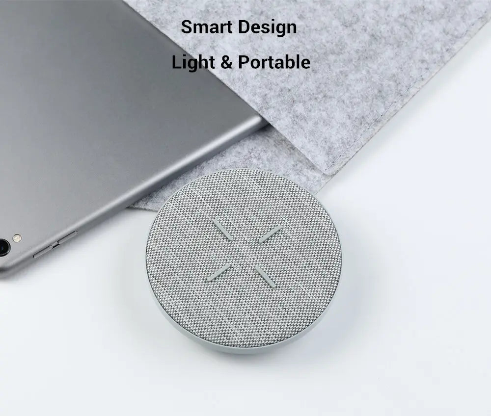 表面にさりげないクロスデザインを施した、グレーのテクスチャ仕上げの円形 Huawei ワイヤレス充電器（最大27W）Qi対応（効率的なワイヤレス充電のために）。