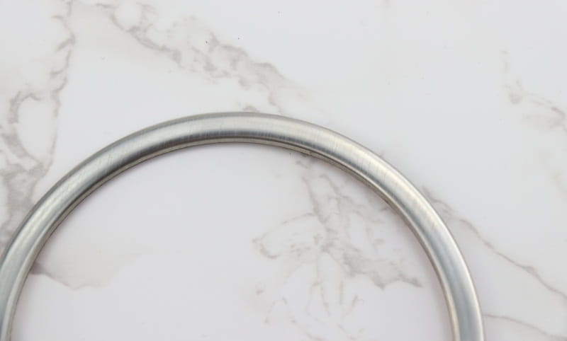 Ein schlanker, kreisförmiger Metallring mit poliertem Silber-Finish, ausgelegt als Einfassung für den Becherhalter an der Schalthebel-Wandhalterung Audi A4 B9 A5.